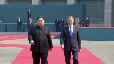 Hai ông Moon-Kim cùng bước lên thảm đỏ vào Nhà Hòa Bình