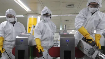 Tẩy trùng khu vực công cộng ở Hàn Quốc. Ảnh: SCMP