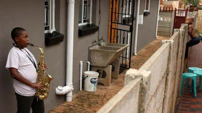 Cảnh "ở nhà cũng vui" của trẻ con Nam Phi. Ảnh: REUTERS