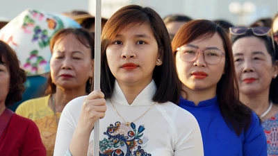 Hơn 2.000 phụ nữ diễu hành tôn vinh áo dài ở Nha Trang