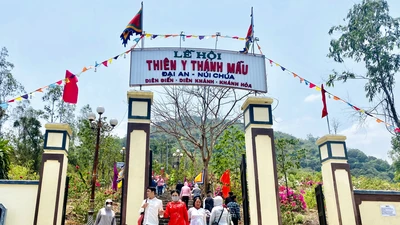 Hàng ngàn người hành hương đến lễ hội Thiên Y Thánh Mẫu tại Am Chúa