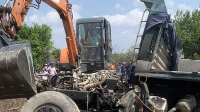 Tàu hỏa tông xe tải chở đá, tài xế tử vong