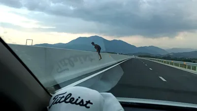 Xe máy vô tư chạy trên cao tốc Nha Trang – Cam Lâm