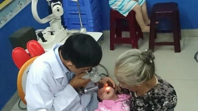 Mắt của 'thiên thần mắt xanh' sẽ bị ảnh hưởng cả đời