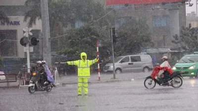 Mưa làm nhiều tuyến đường Hà Nội biến thành sông