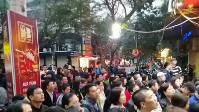 Người Hà Nội xếp hàng từ 4 giờ sáng mua vàng ngày Thần Tài