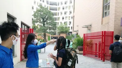 Ngày đầu trở lại trường HS đều đeo khẩu trang, giữ khoảng cách