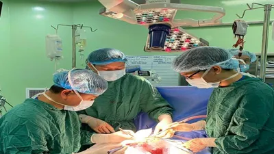 Cắt bỏ 1 phần gan cứu bé 14 ngày tuổi có khối u máu lớn