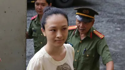 Hoa hậu Phương Nga từ chối luật sư của mẹ mời