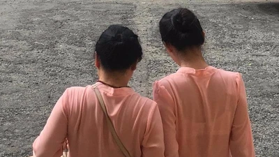 Hoa hậu Phương Nga cùng mẹ đến toà sau khi tại ngoại