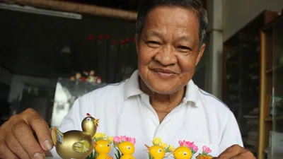 Nghệ nhân làm gà bằng vỏ trứng để chúc tết