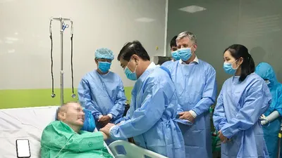 Chủ tịch TP.HCM thăm bệnh nhân 91: Cảm phục tấm lòng y bác sĩ