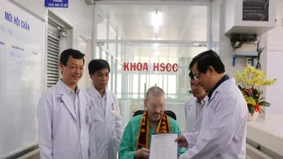 Phi công Anh tươi cười ra viện, gửi lời “Tôi yêu Việt Nam“