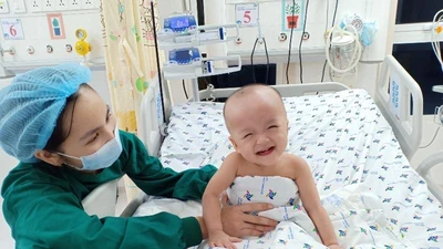 2 thiên thần Trúc Nhi, Diệu Nhi đã tự ngồi dậy, biết chơi ú òa