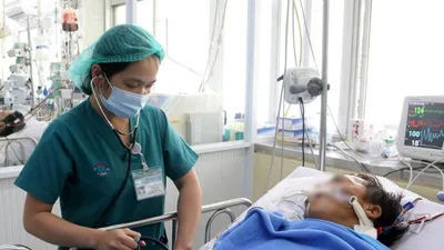 Người đàn ông bị rắn hổ mang chúa cắn còn khá nặng