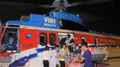 Trực thăng vượt thời tiết xấu đưa bệnh nhân vào đất liền