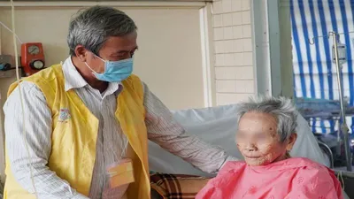 Bác sĩ mạo hiểm phẫu thuật gãy cổ xương đùi cho cụ bà 106 tuổi