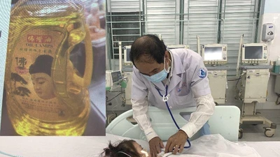 Móc họng cứu con uống dầu thắp đèn, vô tình hại con nguy kịch
