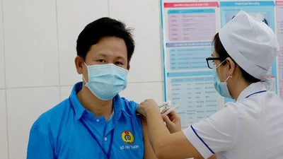 Người dân phía Nam được tiêm thử nghiệm vaccine ngừa COVID-19