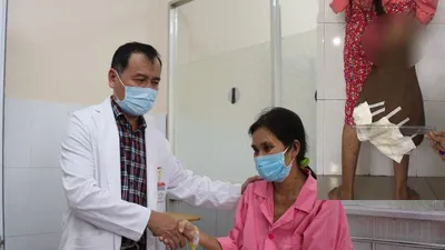 Giải thoát người phụ nữ đi đâu cũng mang theo khối u 19 kg