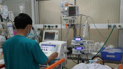 Mổ khẩn giữa đêm cứu chàng trai bị dao đâm thấu ngực