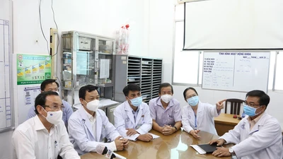 Bí thư Thành ủy Nguyễn Văn Nên thăm chiến sĩ công an bị nhiễm COVID-19 nặng