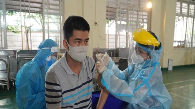 TPHCM phấn đấu cuối tháng 8 tiêm vaccine mũi 1 cho 70% người trên 18 tuổi