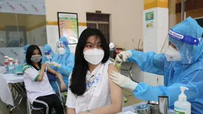 Học sinh TPHCM phấn khởi khi được tiêm vaccine COVID-19 sớm