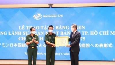 Tổng Lãnh sự quán Nhật Bản tặng bằng khen cho Bệnh viện Quân y 175 