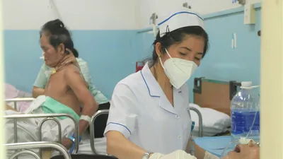 Các y bác sĩ đóng vai trò như người nhà chăm sóc ca bệnh vô danh. Ảnh: THẢO PHƯƠNG