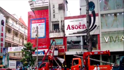 Trụ điện đè sập cửa hàng lúc nửa đêm, cả khu vực mất điện