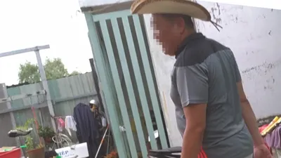 Ở xã Nhơn Đức (huyện Nhà Bè), những người xây nhà trái phép dùng tôn che kín bên ngoài để các công nhân xây nhà bên trong. Ảnh: TỰ SANG