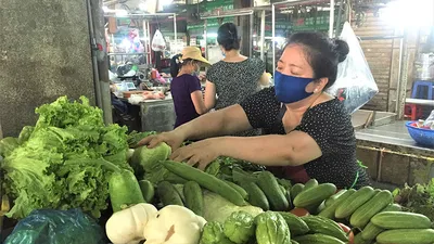 Chợ truyền thống ế ẩm, hàng loạt sạp trùm mền