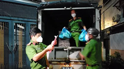 Công an phường xuyên đêm đem thực phẩm đến các khu trọ