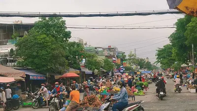 Kẹt xe vì chợ tự phát lấn chiếm lòng, lề đường 