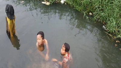 Chùm ảnh: Gia đình 17 người bên dòng kênh đen