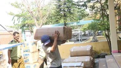 Bắt xe chở vải và bình nóng lạnh không giấy tờ