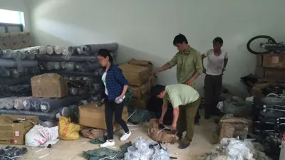 Bắt cả trăm thiết bị ô tô 'lậu' trên đường ra Bắc