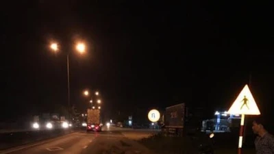 Bị kiểm tra, tài xế trút gỗ xuống đường bỏ trốn 