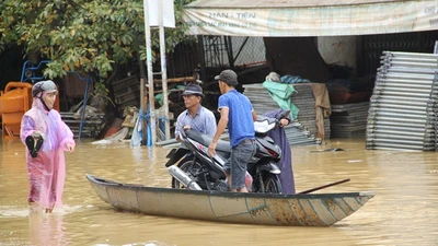 Kiếm tiền triệu nhờ chở người qua vùng ngập lũ