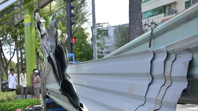 Va chạm xe máy, 2 người tử vong do tôn cắt vào người