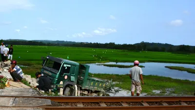 Tàu hỏa tông xe tải văng xuống ruộng, tài xế tử vong