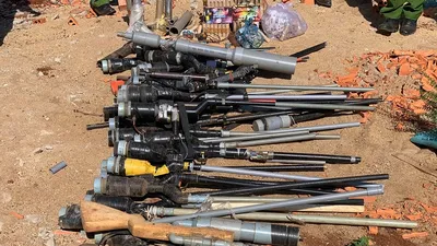 Người dân giao nộp nhiều súng, kiếm, mã tấu cho công an