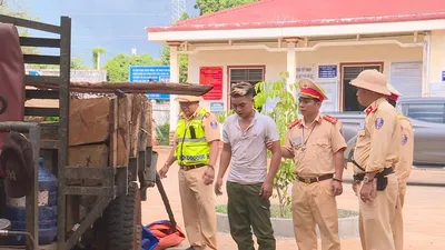Cảnh sát giao thông nổ súng bắt thanh niên chở gỗ 