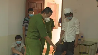 19 người thuê nhà nghỉ chơi xóc dĩa giữa dịch COVID-19