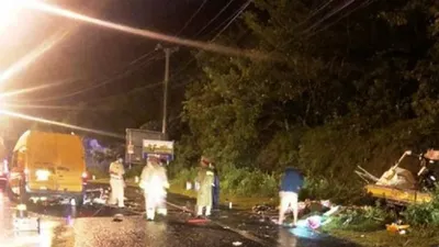 Xe tải tông nhau, 3 người thương vong