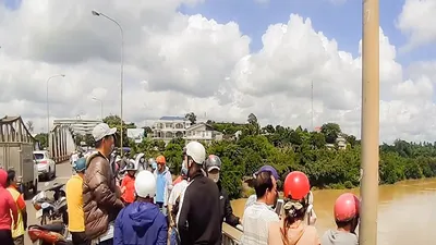 Thanh niên đi khỏi nhà, gia đình tìm thấy xe và dép trên cầu