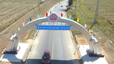 Buộc tháo dỡ 5 cổng chào trái phép ở Kon Tum