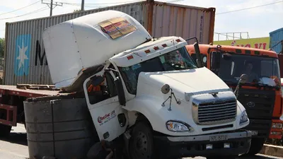 Cuộn thép 20 tấn rơi xuống đường, nhiều người thoát chết