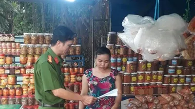 Phát hàng trăm tờ rơi về kẻ giết người ở Củ Chi cho người dân